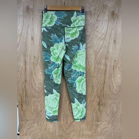 Aerie Chill Play Move Legging Women’s Size Small Green Flower Pattern Theme - Picture 2 of 8